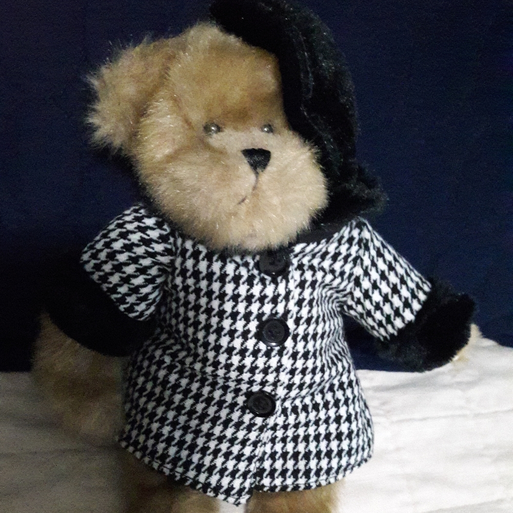 Vintage TS "Audrey 2007" bear. Collectible. 17 inches tall